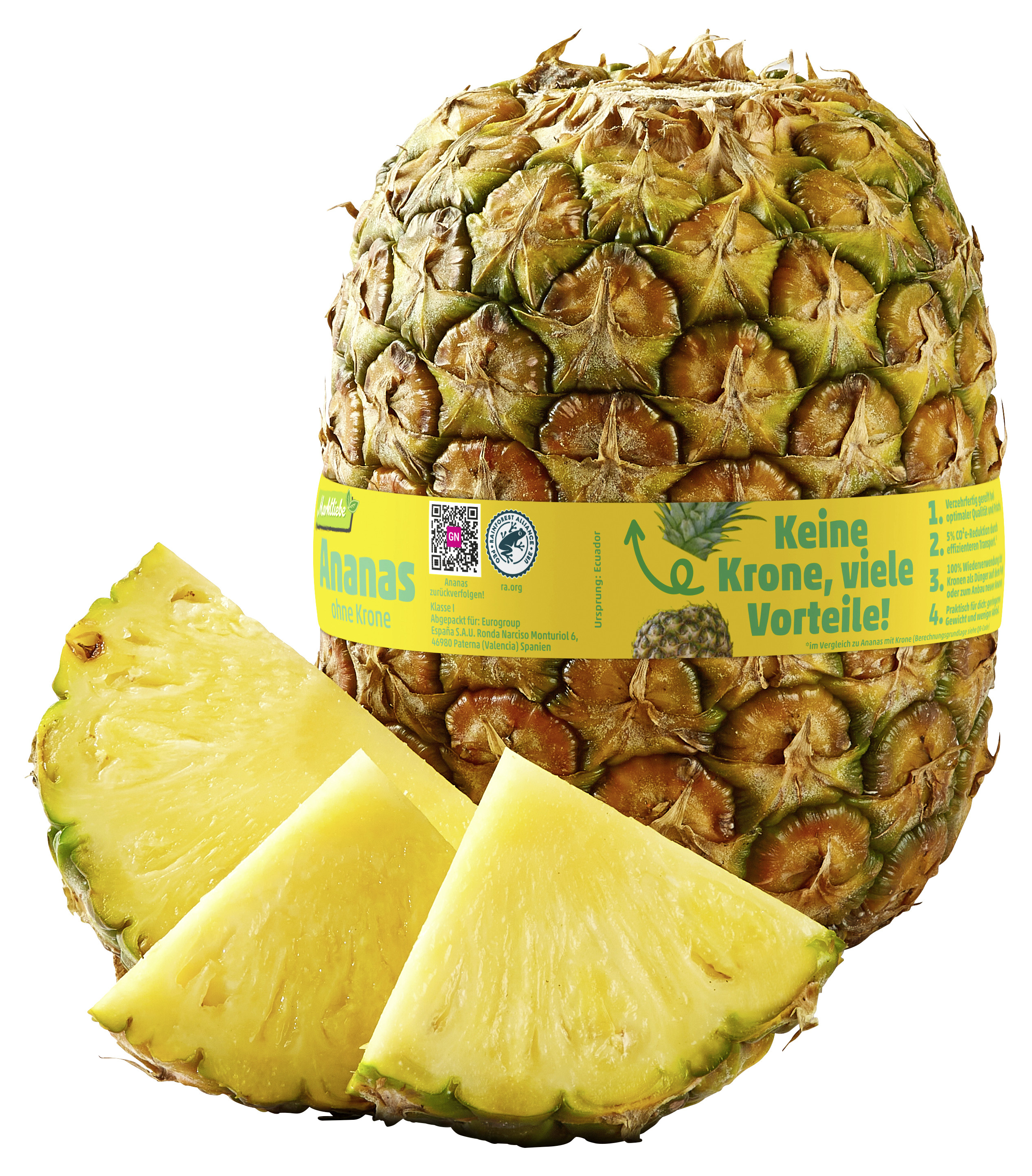 A pineapple without its crown, with a yellow label and two sliced pieces lying in front of it.